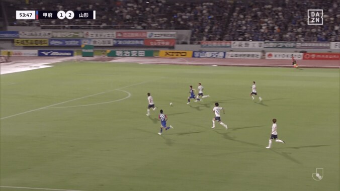 「めちゃ速い！」45m爆走→トゥーキック股抜きゴラッソが話題「推進力えぐぅ」「J2では抜けてる」甲府10番の鮮やか弾にファン興奮 4枚目