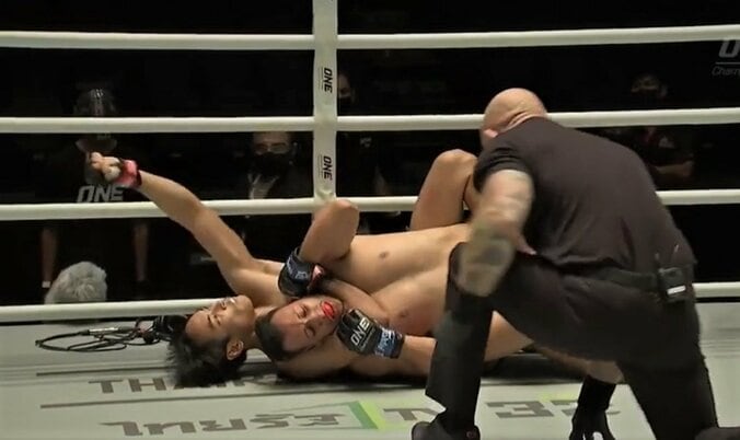 MMA、勝利確信でガッツポーズが波紋 バックチョークで瞬殺も批判集まる　 1枚目