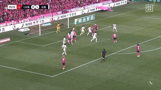 「えっぐいゴラッソ」191cm大型FWの“豪快オーバーヘッド弾”にファン驚愕「これはもうズラタン」守備陣呆然の圧巻バイシクルシュート 4枚目