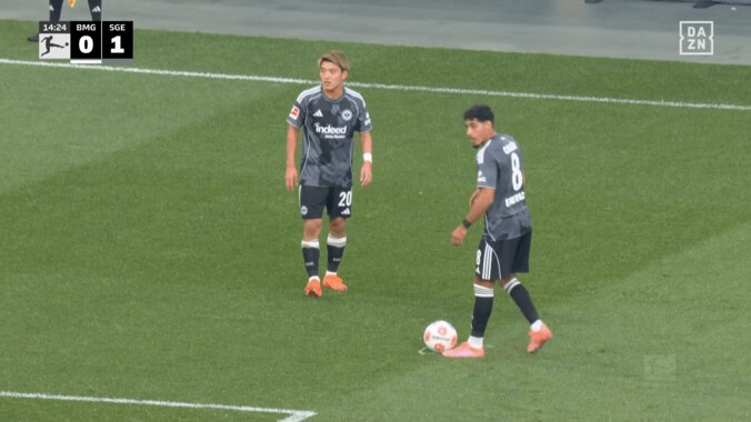 偶然の神プレー！？ 堂安律の“珍しすぎるアシスト”が「結果的にドンピシャクロス」「超ラッキー」ファン騒然の一部始終 4枚目