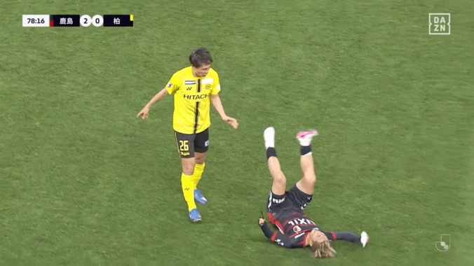 スタジアム騒然！「大根役者」鹿島MFの“したたかな時間稼ぎ”「じゃれてただけw」「ふてぶてしいねー」元同僚に小突かれ大げさ転倒の茶番劇 5枚目