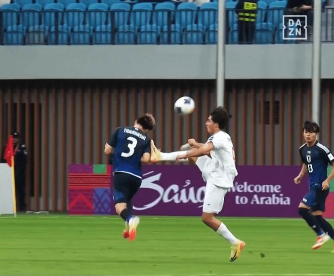 「危険すぎるだろ！」19歳日本代表DFが“顔面ハイキック”被害…「足が入ってるやん」「怪我はやめて…」髙橋仁胡が悶絶→ファンが激昂＆心配【U20アジアカップ】 2枚目