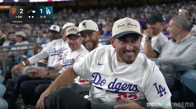 カーショーの元相棒が“今、試合観てるんだよ！” 急遽引退発表もスタンド観戦、カメラへ「22」見せる“粋な計らい”も 2枚目