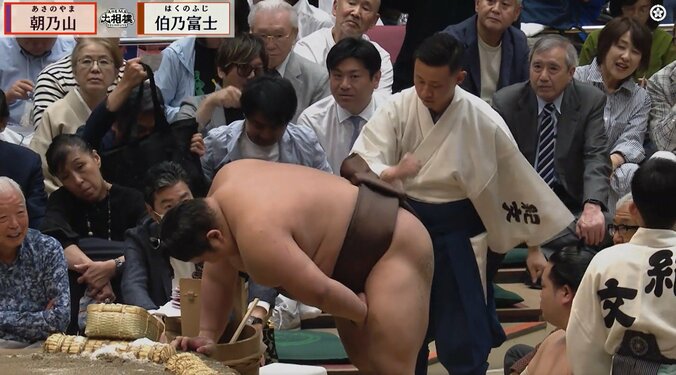 「大事なところを…」伯乃富士、想定外の珍事に苦悶 土俵下で苦笑いも「笑顔出てるw」「その時の対応だ」呼出が“トントン”でファンほっこり 6枚目