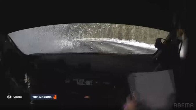 世界最速ラリー車、“凍った峠道”でガードレールに突っ込む衝撃アクシデント ドライバーはステアリングを叩き激昂…波乱の舞台裏 3枚目