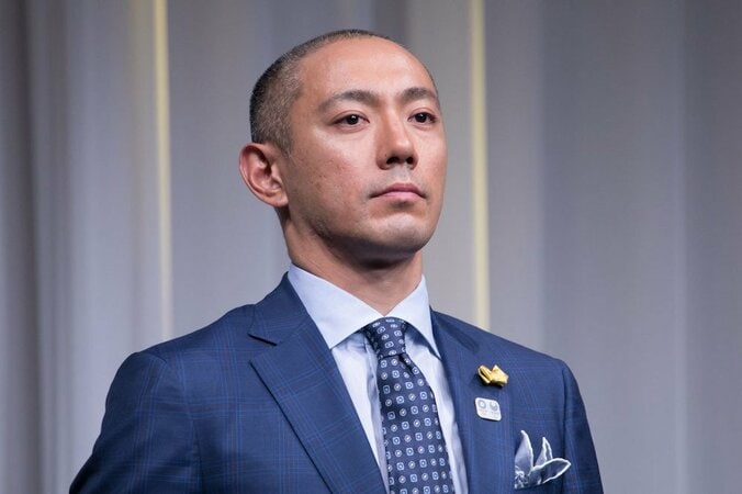 海老蔵、愛息・勸玄くんを膝に乗せ『マリカー』に夢中　微笑ましい姿に反響 1枚目