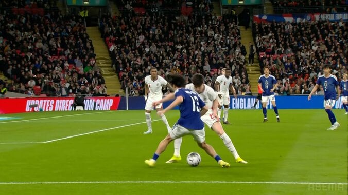 「プレミアリーグいけるぞ」中村敬斗の“ダンシング・フェイント”が話題！「独特の緩急」イングランドDFを華麗に翻弄 4枚目