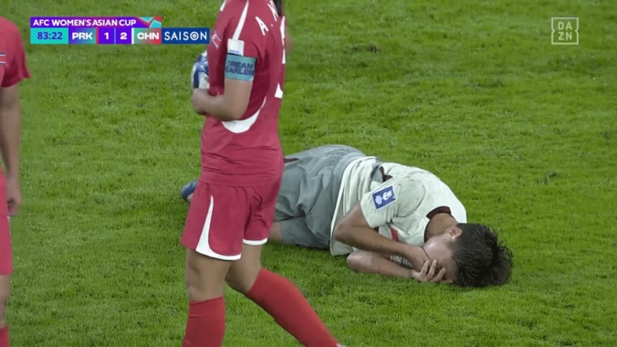 顔を押さえて倒れ込むワン・シュアン