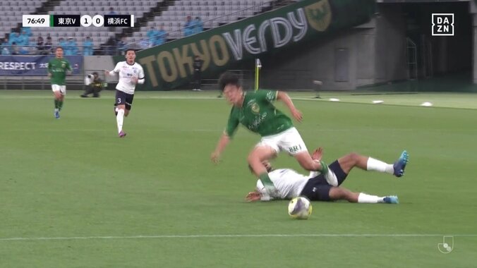 「ファールじゃねぇの」「赤だろ」足を刈り取る危険タックルがノーファールで物議「ちょっと足いってましたけど」元日本代表も苦言 4枚目