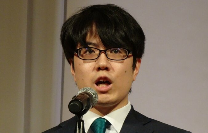 【写真・画像】「2日間将棋に没頭できることが大変嬉しい」服部慎一郎七段、憧れの最高峰・竜王戦で初タイトル奪取へ決意 神聖な“能楽堂”での大熱戦を誓う　1枚目