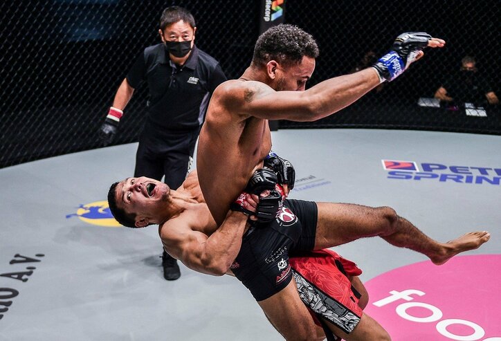 “6秒KO男”、KO必至の注目カードでよもやの塩試合…煮え切らない展開に「イージーだ」解説が苦言