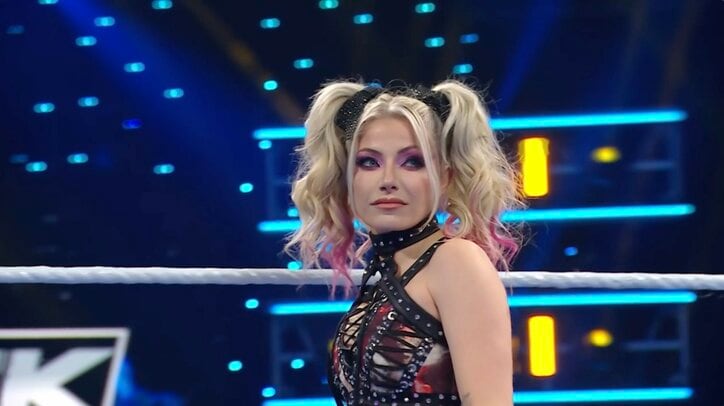 【映像】小悪魔美女レスラー、“ゴスロリ×ツインテ”ビジュで凱旋の瞬間