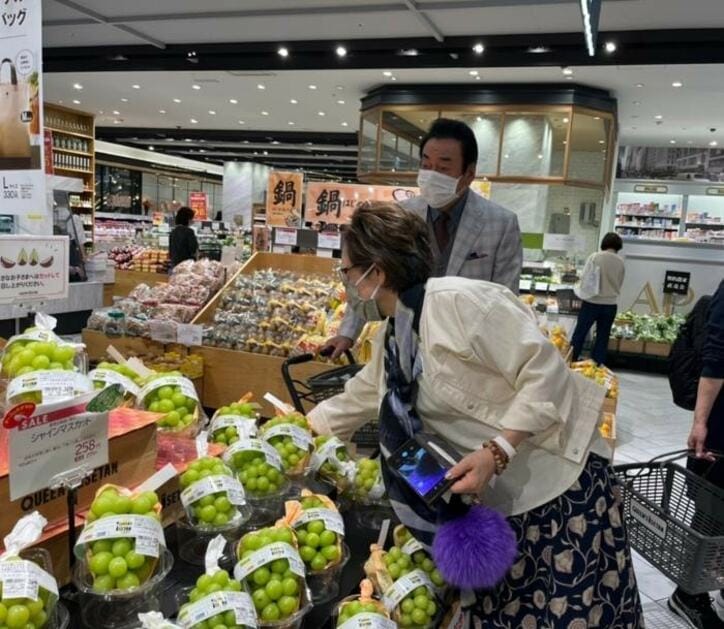  高橋英樹、妻とスーパーで買い物をする姿を公開「オーラ全開」「カワイイ」の声 