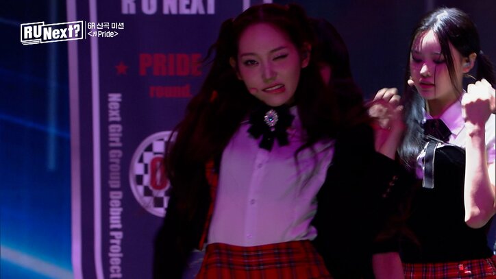 唇を噛んで髪を振り乱す！ 挑発的な表情で難易度の高いダンスを披露するグローバル投票1位の練習生、ハイレベルなステージに会場唖然「うますぎる」