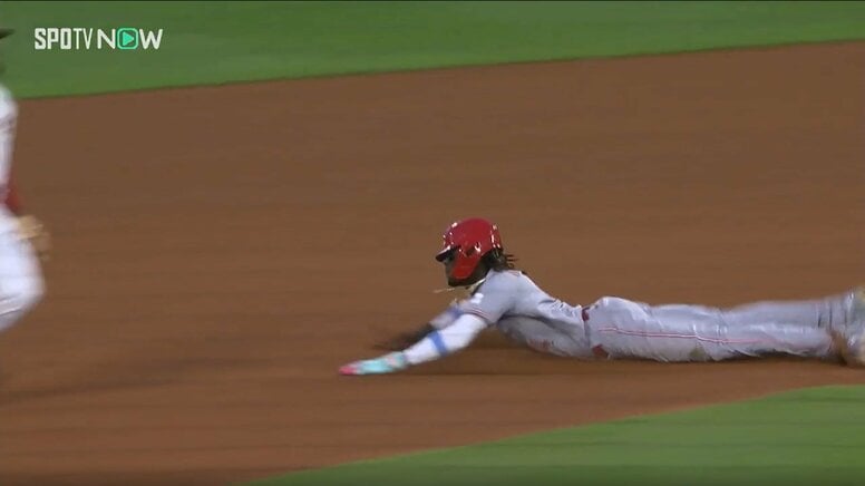 レッズの2メートル怪物ショートが”速過ぎ”と話題！大谷翔平同僚キャッチャーは送球すらことすらできず