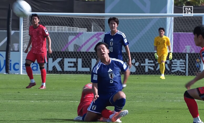「韓国寄りの中東の笛か」日本代表MF、韓国MFの“足裏タックル”で悶絶…「あぶな」「カード出ないんかよ」まさかの判定にファン騒然【U23アジアカップ】