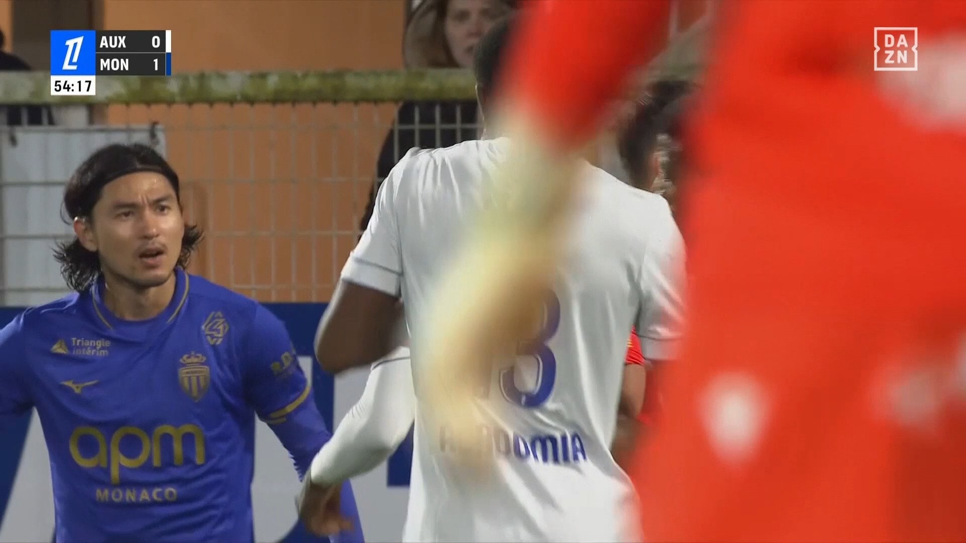 【映像】スローイン妨害→怒りのフェイスオフ