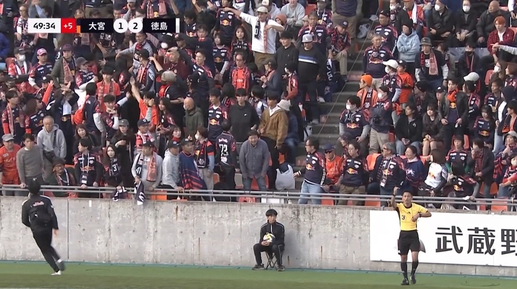 【映像】蹴り出したボールが観客直撃のアクシデント
