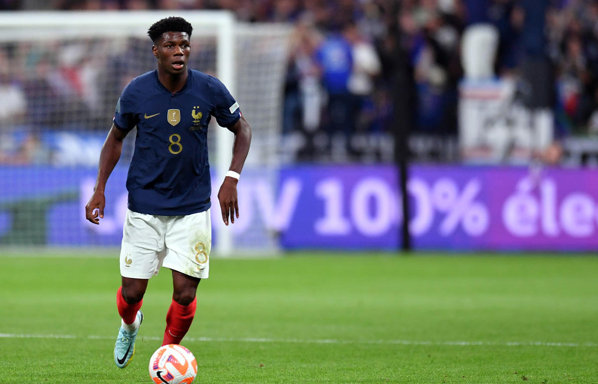 クールじゃん」上着が目を惹く、フランス代表の新鋭チュアメニはコーデ