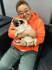 伊達みきお、坂上忍の愛犬・パグゾウを抱っこする姿に「どことなく似てます」「癒されます」の声