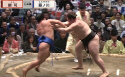 大相撲、“大物”俳優が土俵外へ吹っ飛ぶ力士に驚きの表情 館内どよめきの瞬間にカメラが捉えた思わぬ一コマ