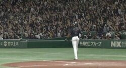 ボールもバットもどこまで飛ばすんだよ！ “超確信歩き”と豪快すぎるバット投げ　ロッテ・ポランコの“東京ドームおかえり弾”が打った瞬間に弾丸ライナーでスタンドに突き刺さる瞬間