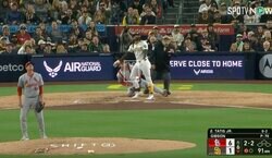 放送事故レベル！ 一体、何が起きた…？ MLBのお騒がせ問題児に起きた“謎の現象”にファン騒然　豪快アーチ直後に投げたバットが一瞬消える