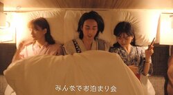 三角関係の男女が1つのベッドで…女優2人がイケメン俳優を挟んで寝る姿に「カオス」の声『ドラ恋～Kissing the tears away～』act.9