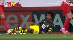 一体、ここはどこ！？ “ブンデス最速の男”が場外に吹っ飛ばされた！ 押し出されて、コケて、ボールを失って… ドイツ代表が判定にキレる