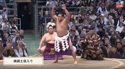 大相撲中継で“人気お笑い芸人”が「見つかってしまった」 横綱土俵入りで拍手する姿に「めっちゃ抜かれてる」話題