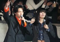 中村倫也、客席からのサプライズ登場に大歓声！池田エライザの“変身ぶり”に驚き「スーパーモデルメイクすぎて若干動揺」