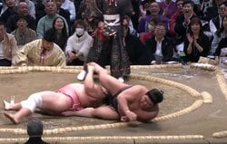 「あんなに痛がるなんて」伯乃富士、宇良を撃破も“見たことない”形相 「ただモノじゃない」識者は驚嘆