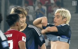 狙ってたな？ 伊東純也への“ユニホームおねだり”が爆速すぎる！「ちゃっかりゲット笑」「真っ先に申し込んでかわいい」インドネシア代表DFに脚光