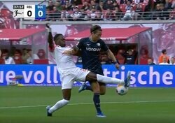 “ジャガー浅野殺し” 驚異の身体能力をもつバケモノがいた！ ゴール前に抜け出した浅野を爆速スライディングで吹っ飛ばす… 若き仏代表のパワーがエグすぎる