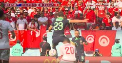 スパイクの裏が選手の顔面を捉えスタジアム騒然 危険なローリングソバットに「目大丈夫？」