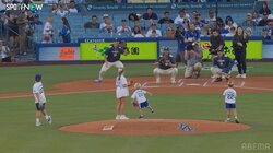 山本由伸は捕手に変身！現役引退のカーショウ、子ども達の始球式がかわいい…ファンもほっこり「なんて素晴らしい光景」