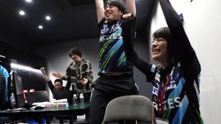 相棒は「ないすぅ！」と絶叫、美人雀士は無言で感極まる…大記録が生まれた瞬間に見えたU-NEXT Piratesの絆が感動的／麻雀・Mリーグ