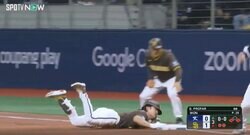 観客も大爆笑！1人で何やってんだよ！ ヒット打って爆走→刺されそうになって“ヘッスラ爆速帰塁”した瞬間　練習試合でハッスルしすぎたアジアNo1内野手の珍プレー