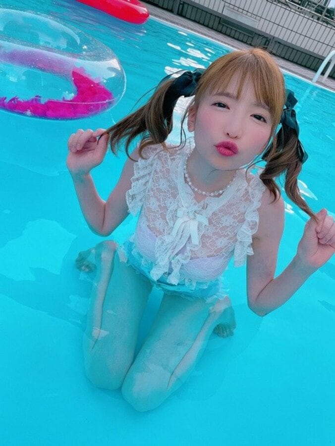 もえあず、プールでの水着ショットを公開「レースでかわいい感じ」 1枚目