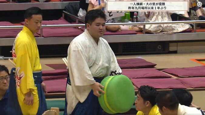 「粗末に扱うなw」大の里の“超デカい”副賞を呼出が… まさかのオモシロ光景に「クルクルと…」実況思わずツッコミ 3枚目