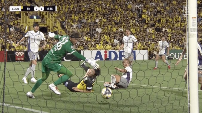 「なんだそれすごい！」柏FWの“アニメ級オーバーヘッド弾”にファン熱狂！「今季レイソルのベストゴール」伊東純也＆関根大輝も笑顔 3枚目
