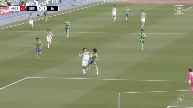 Ｊリーグで“疑惑の判定”「何のためのVARだよ！」「また誤審被害」「これでハンドは…」レイソル監督が激昂→相手サポも同情「柏はキレていい」SNS騒然 5枚目