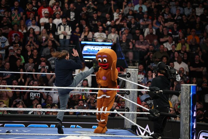 【映像】マスコット顔面にキック→首が“360度ぐるり”