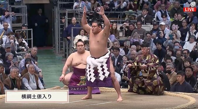 【写真・画像】大相撲なのに「プロレスかと思った」　驚きの光景に「なんだこれは」「怪我すんぞ」「今の危ない」ファン騒然　1枚目