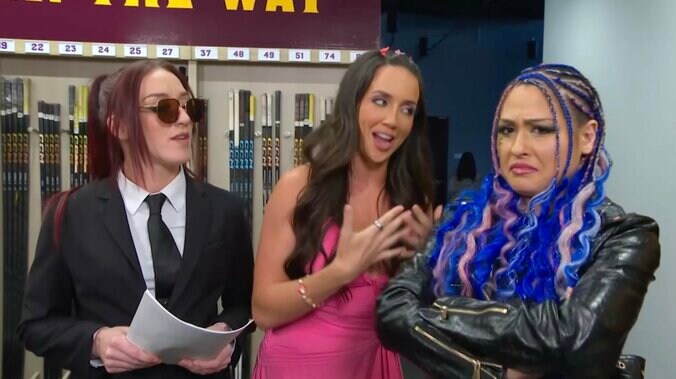 ジュリア（写真右）らのやり取りに映り込むニッキー・クロス