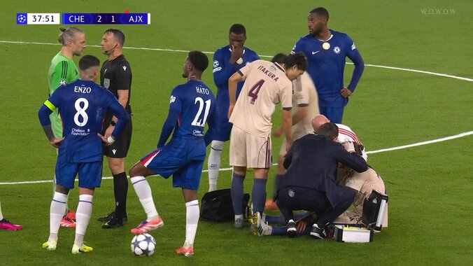 「もろに顔面入ってる」額から大流血！スパイク足裏が頭部を直撃するアクシデント「もつれたあとか」「故意ではないだろうけど」血まみれ顔にスタジアム騒然 4枚目