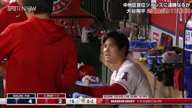 大谷翔平、HR直後にタブレット「見せて」ファン大興奮の中ベンチで展開される水原一平通訳との日常 1枚目