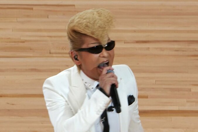 「めっちゃカッコイイ！」綾小路翔の“ロックな国歌独唱”にSNS騒然「アカペラなのに氣志團らしさ」「気迫が伝わって震えた」バスケ代表戦を盛り上げ 5枚目