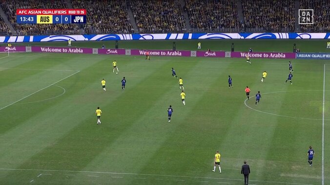 「どうなってんだよ！」日本代表戦で謎判定！？「今のは珍プレーすぎ」鎌田のパス直撃の審判が“ドロップボール”を相手側へ「日本のボールじゃないの？」「謎すぎる」 2枚目