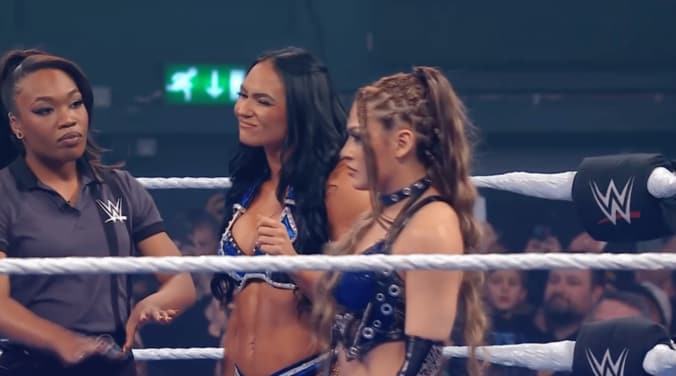 挑発的な笑顔のキアナ（写真中央）